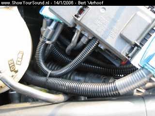 showyoursound.nl - Xetec  VW Polo  in  progress. - Bert Verhoof - SyS_2006_1_14_21_6_50.jpg - De bekabeling bij de accu in ribbelslang en natuurlijk afgewerkt met krimpkous.